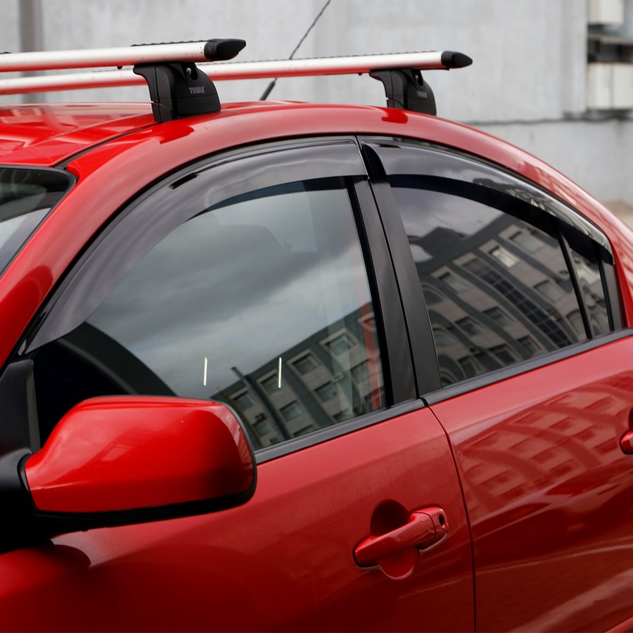 Continuous deflector line complementing the vehicle silhouette